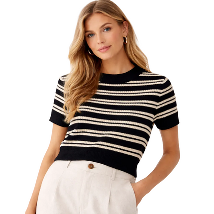 Stripet, kort strikket t-skjorte – sommerfrisk crop med koreansk inspirasjon