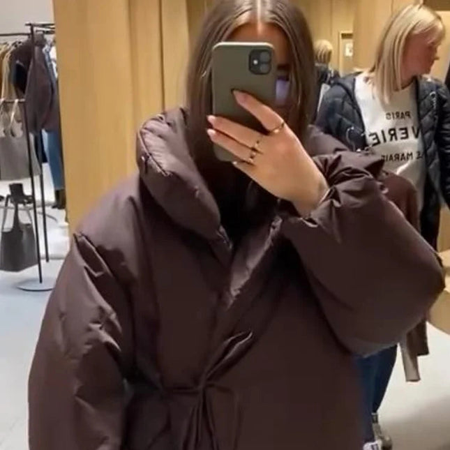 Vinterjakke for Kvinner med Snøring i Siden – Ståkrage og Lange Ermer | Varm, Myk og Trendy Jakke til Hverdag og Byliv