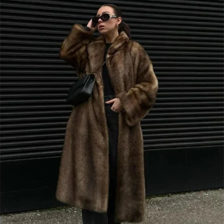 Elegant Lang Fuskepelsjakke for Kvinner – Flerfarget Kåpe med Krage | Luksuriøs og Myk Overgangsjakke til Vinteren