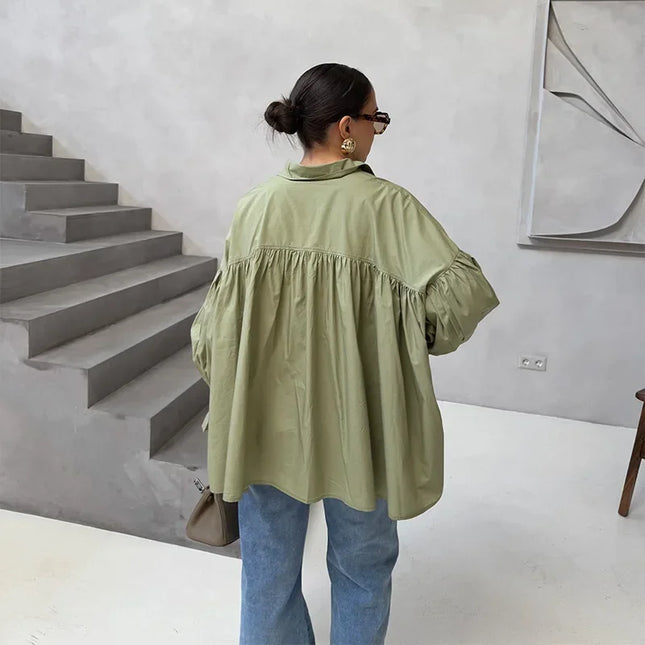 Plissert bluse i grønn med ballongermer – løs passform, knappelukking & klassisk krage (vår/sommer)