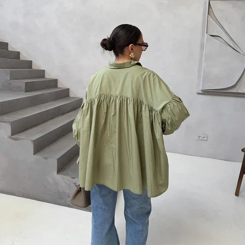 Plissert bluse i grønn med ballongermer – løs passform, knappelukking & klassisk krage (vår/sommer)