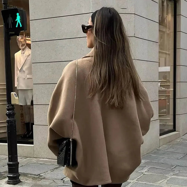 Kort Damejakke med Krage – Løs Passform & Knapper | Elegant Høst- og Vinterjakke med Lommer