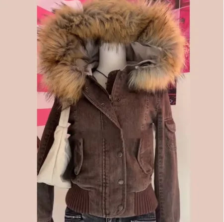 Kort Brun Vinterjakke for Kvinner – Avtakbar Pelskrage og Hette | Vintage-Inspirert Y2K Jakke i Slim Passform