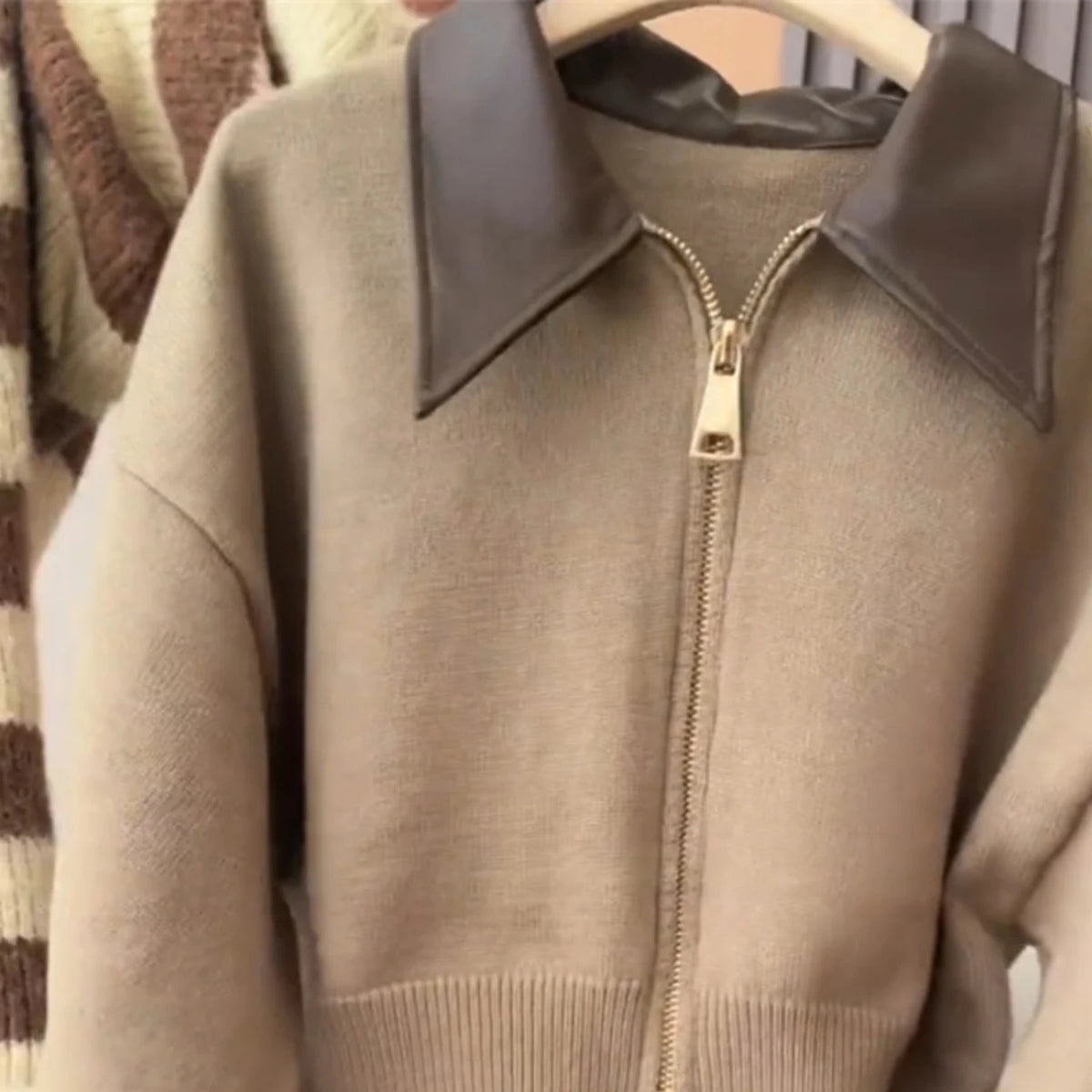 Strikkecardigan med skinnlook-krage – toveis glidelås, myk & vintage-inspirert (høst/vinter)