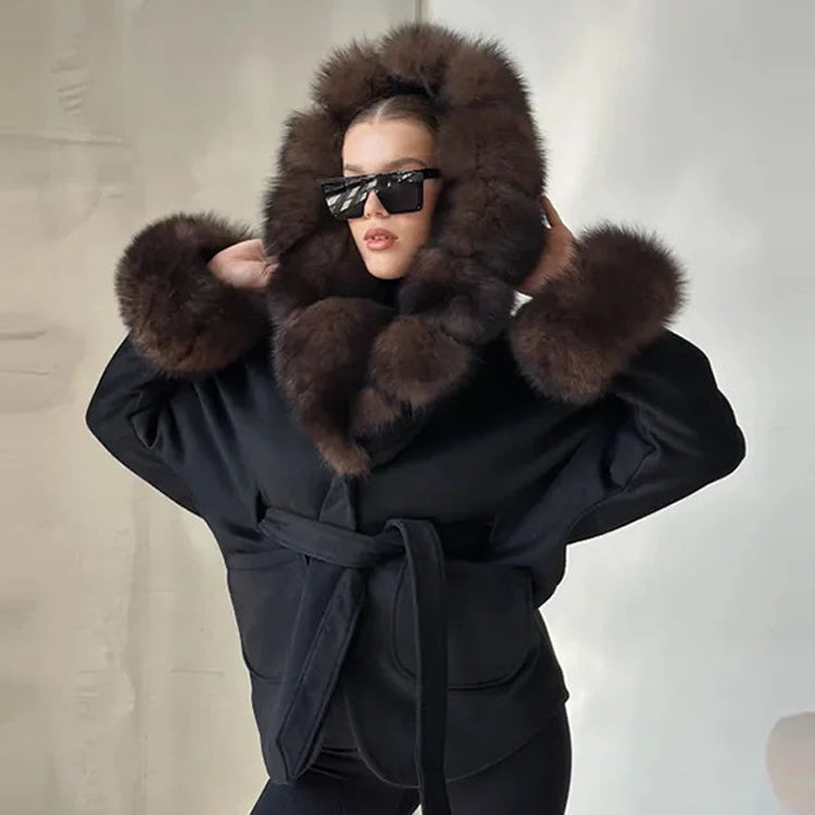 Fuskepelsjakke med Hette for Dame – Varm og Tykk Ullfrakk med Belte og Lommer | Trendy Streetwear til Høst og Vinter 2025