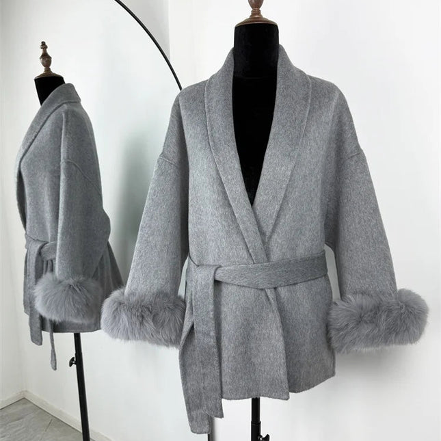 Elegant Ullkåpe med Revpelskrage for Kvinner – Kort, Dobbelsidig Kåpe i Ull | Luksuriøs Jakke til Høst og Vinter