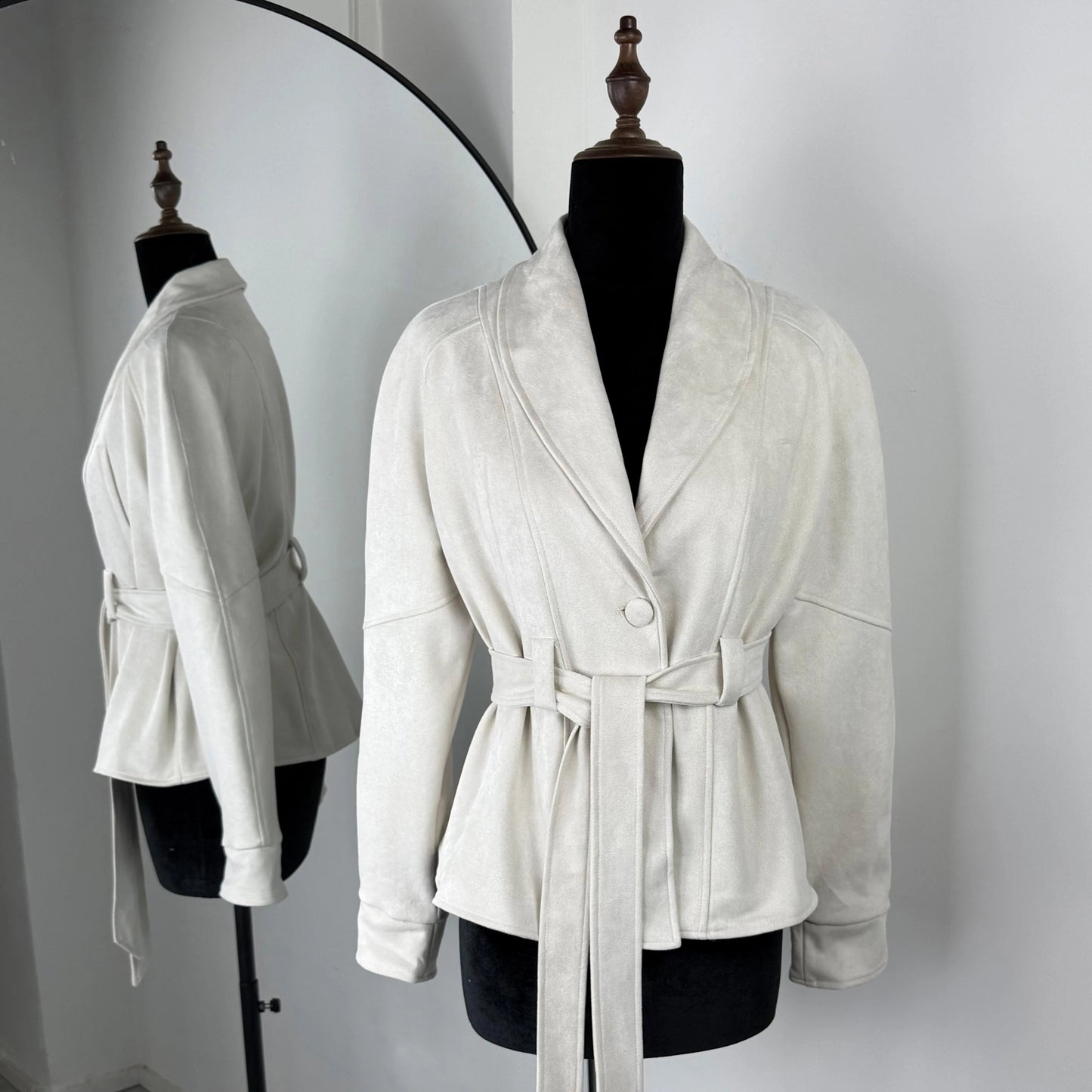 Retro Semsket Jakke for Dame – V-utringet Snørejakke i Semsket Look | Elegant Kontor- og Hverdagsjakke til Høst & Vinter 2025