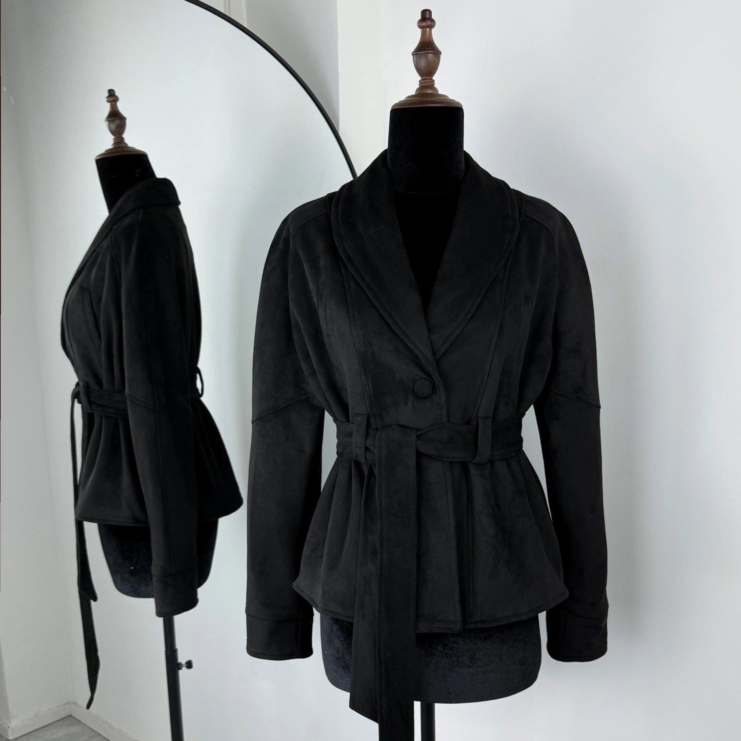 Retro Semsket Jakke for Dame – V-utringet Snørejakke i Semsket Look | Elegant Kontor- og Hverdagsjakke til Høst & Vinter 2025