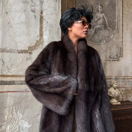 Brun Fuskepels Kåpe for Dame – Elegant Mellomlang Jakke med Skjulte Knapper | Klassisk & Sofistikert Stil 2025