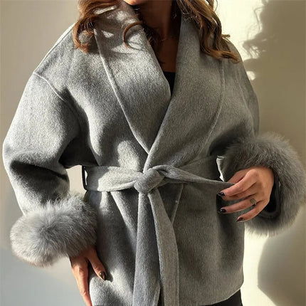 Elegant Ullkåpe med Revpelskrage for Kvinner – Kort, Dobbelsidig Kåpe i Ull | Luksuriøs Jakke til Høst og Vinter