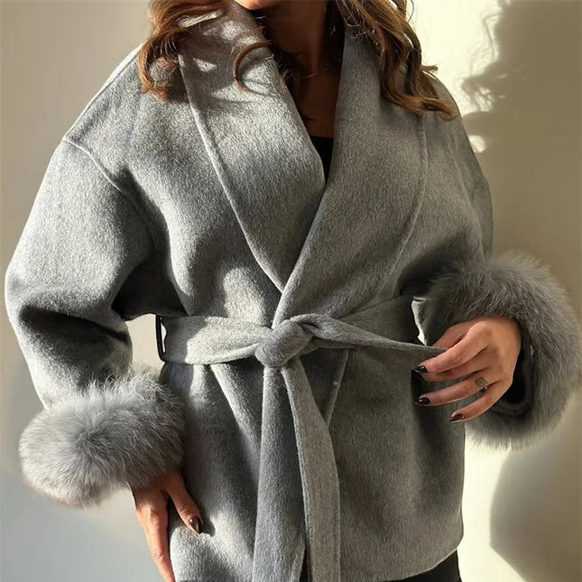 Elegant Ullkåpe med Revpelskrage for Kvinner – Kort, Dobbelsidig Kåpe i Ull | Luksuriøs Jakke til Høst og Vinter