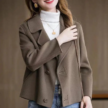 Damejakke i Ull – Kort Kåpe med Krage | Elegant & Tidløs Høst/Vinter