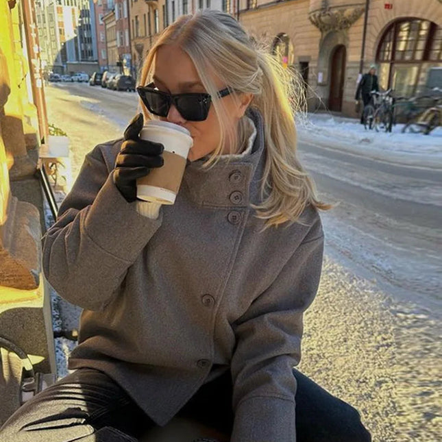 Mørkeblå Ulljakke for Dame – Kort, Elegant og Løs Passform med Ståkrage | Perfekt til Høst og Kontorstil 2025