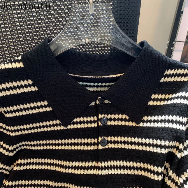 Stripet, kort strikket t-skjorte – sommerfrisk crop med koreansk inspirasjon