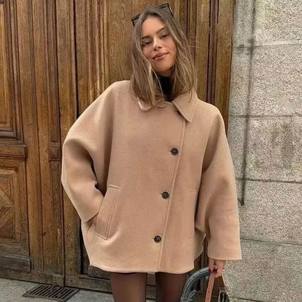 Kort Damejakke med Krage – Løs Passform & Knapper | Elegant Høst- og Vinterjakke med Lommer