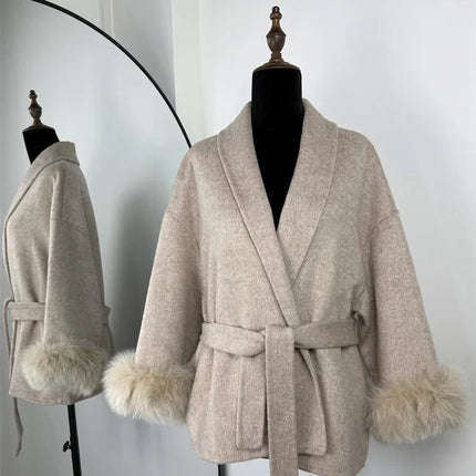 Elegant Ullkåpe med Revpelskrage for Kvinner – Kort, Dobbelsidig Kåpe i Ull | Luksuriøs Jakke til Høst og Vinter