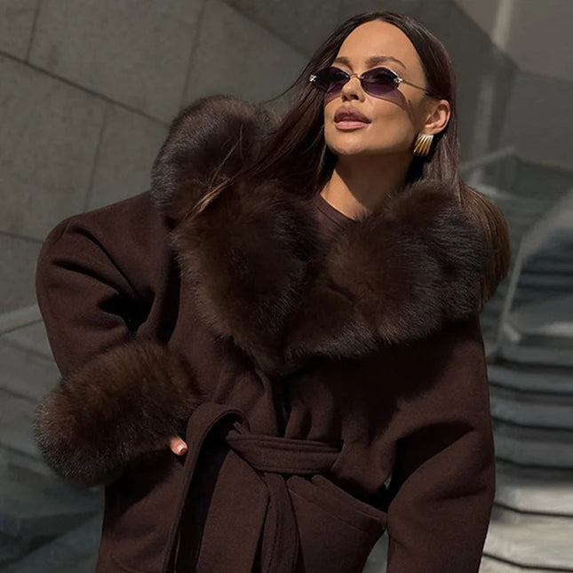 Fuskepelsjakke med Hette for Dame – Varm og Tykk Ullfrakk med Belte og Lommer | Trendy Streetwear til Høst og Vinter 2025