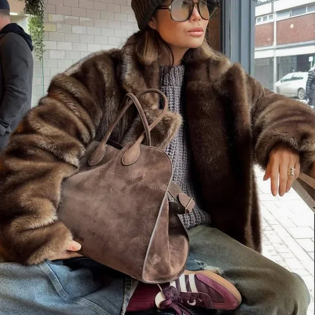 Elegant Lang Fuskepelsjakke for Kvinner – Flerfarget Kåpe med Krage | Luksuriøs og Myk Overgangsjakke til Vinteren