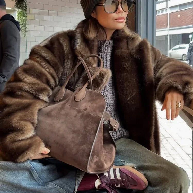 Elegant Lang Fuskepelsjakke for Kvinner – Flerfarget Kåpe med Krage | Luksuriøs og Myk Overgangsjakke til Vinteren