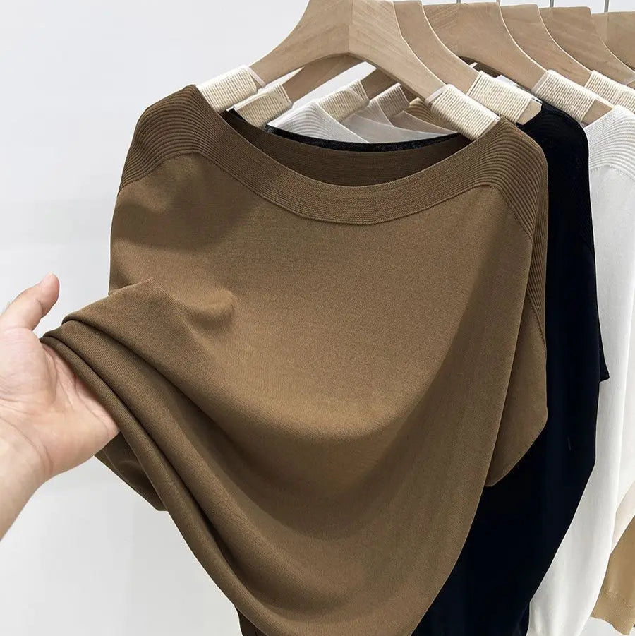 Dame T-skjorte i Ice Silk – Lett og Løs Strikket Sommertopp med Rund Hals