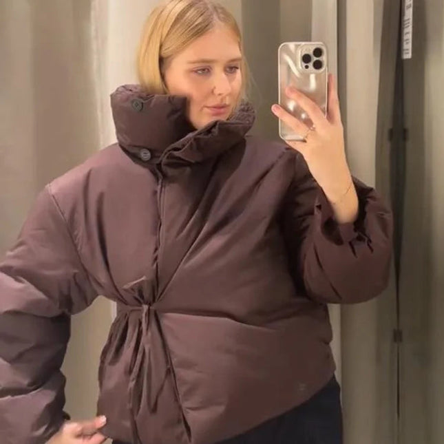 Vinterjakke for Kvinner med Snøring i Siden – Ståkrage og Lange Ermer | Varm, Myk og Trendy Jakke til Hverdag og Byliv