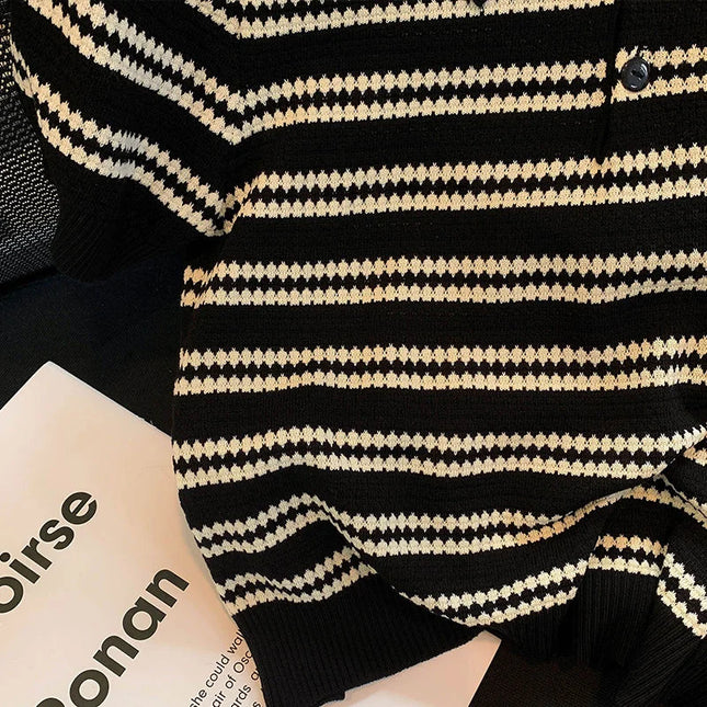 Stripet, kort strikket t-skjorte – sommerfrisk crop med koreansk inspirasjon