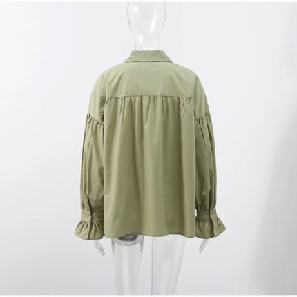 Plissert bluse i grønn med ballongermer – løs passform, knappelukking & klassisk krage (vår/sommer)