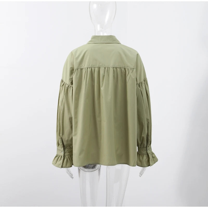 Plissert bluse i grønn med ballongermer – løs passform, knappelukking & klassisk krage (vår/sommer)