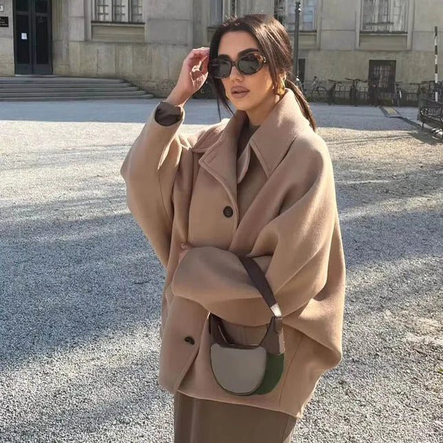 Kort Damejakke med Krage – Løs Passform & Knapper | Elegant Høst- og Vinterjakke med Lommer