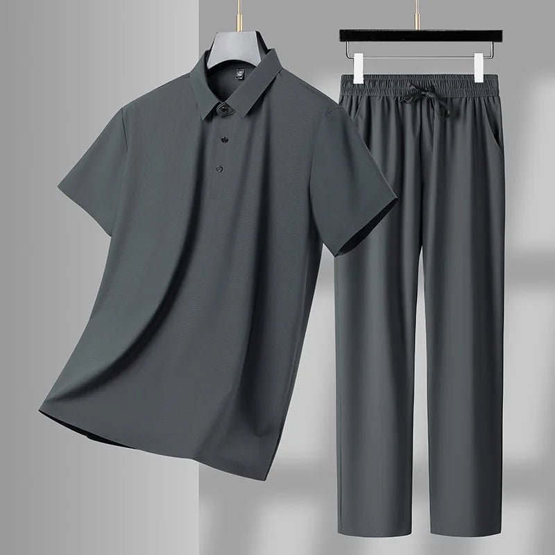 Sommerens Favoritt: Pustende Herresett i Is-silke – Polo & Bukse i Todelt Joggedress