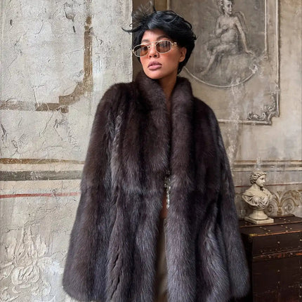 Brun Fuskepels Kåpe for Dame – Elegant Mellomlang Jakke med Skjulte Knapper | Klassisk & Sofistikert Stil 2025