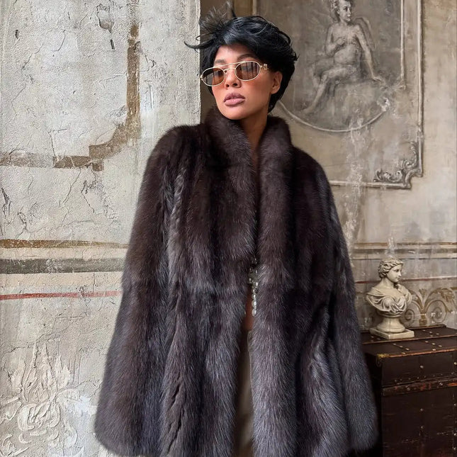 Brun Fuskepels Kåpe for Dame – Elegant Mellomlang Jakke med Skjulte Knapper | Klassisk & Sofistikert Stil 2025