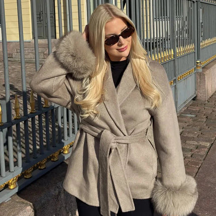 Elegant Ullkåpe med Revpelskrage for Kvinner – Kort, Dobbelsidig Kåpe i Ull | Luksuriøs Jakke til Høst og Vinter