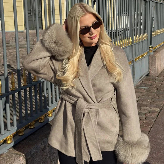 Elegant Ullkåpe med Revpelskrage for Kvinner – Kort, Dobbelsidig Kåpe i Ull | Luksuriøs Jakke til Høst og Vinter