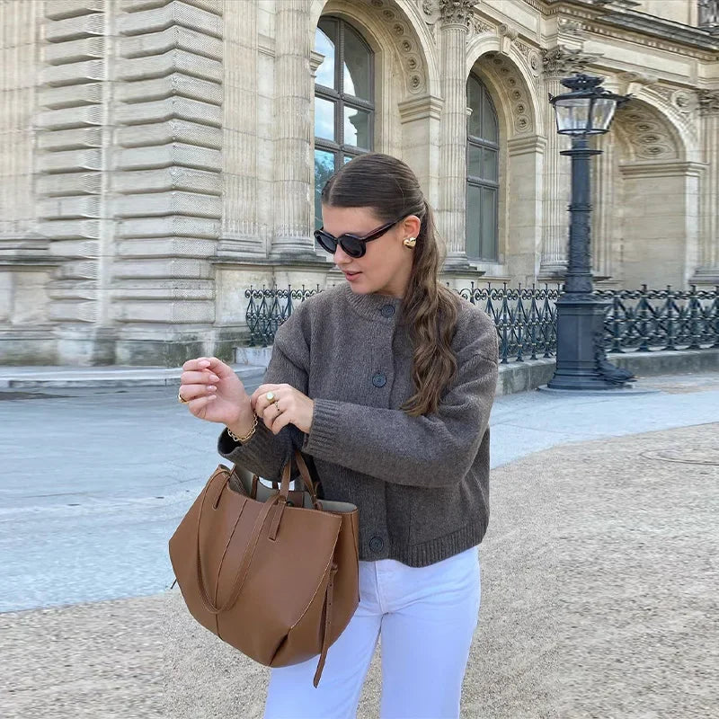 Klassisk strikkecardigan – rund hals, hel erme, løs passform (dame)