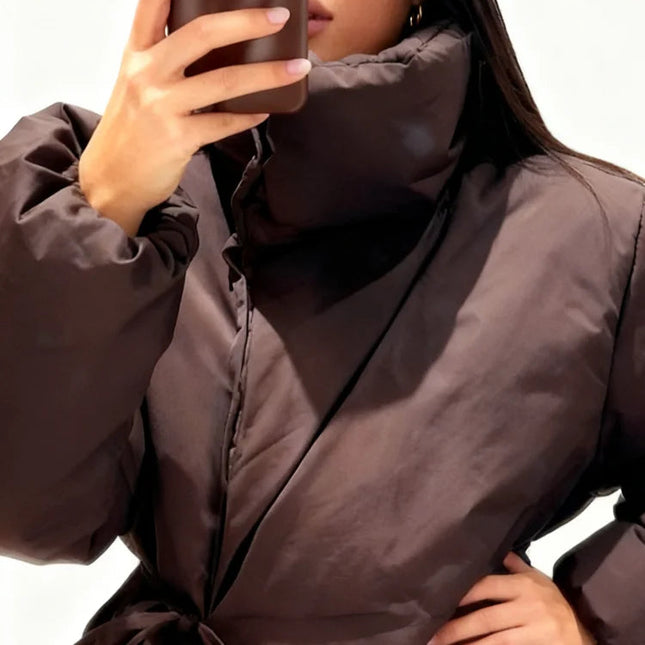 Vinterjakke for Kvinner med Snøring i Siden – Ståkrage og Lange Ermer | Varm, Myk og Trendy Jakke til Hverdag og Byliv