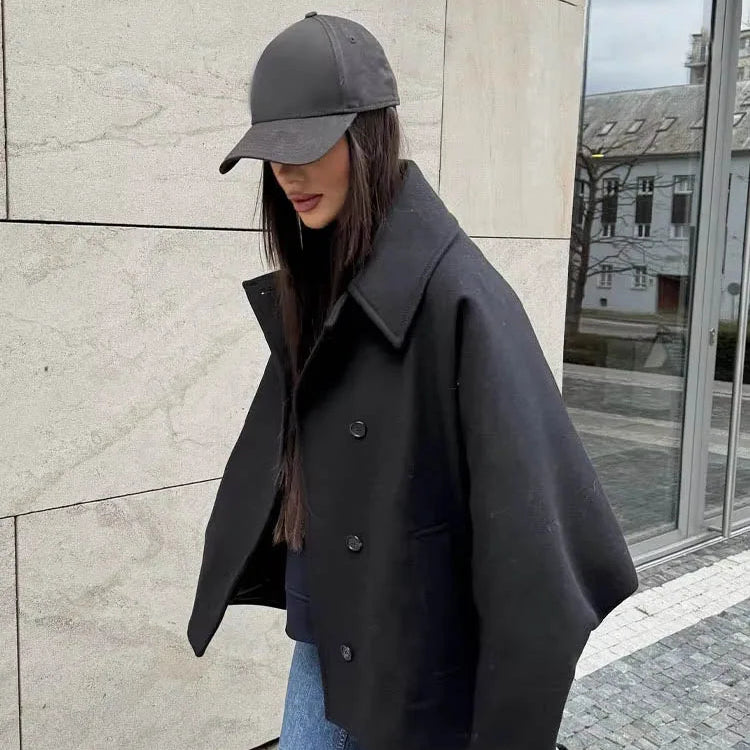 Kort Damejakke med Krage – Løs Passform & Knapper | Elegant Høst- og Vinterjakke med Lommer