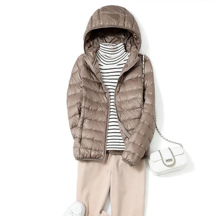 Dame Dunjakke med Hette – Ultralett & Kort Pufferjakke | Vindavvisende & Pustende