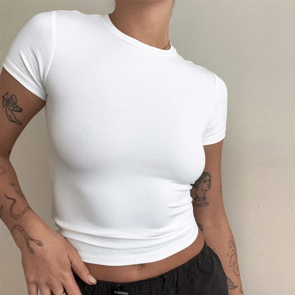 Kortermet Slim Fit Crop Topp – Basic & Trendy T-skjorte for Dame