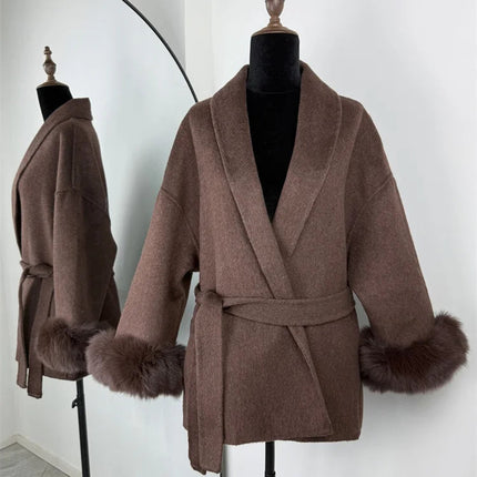 Elegant Ullkåpe med Revpelskrage for Kvinner – Kort, Dobbelsidig Kåpe i Ull | Luksuriøs Jakke til Høst og Vinter