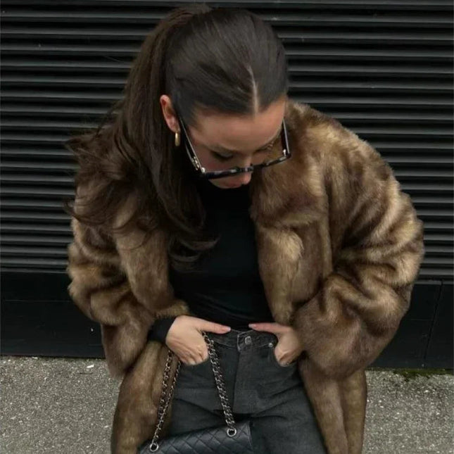 Elegant Lang Fuskepelsjakke for Kvinner – Flerfarget Kåpe med Krage | Luksuriøs og Myk Overgangsjakke til Vinteren