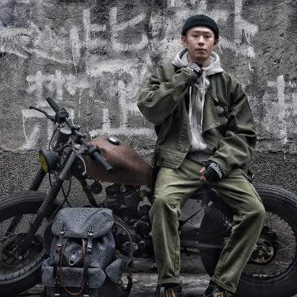 Retro Grønn Bomberjakke i Canvas – Tidløs Herrejakke i Svensk Motorsykkelstil | Slitesterk Arbeids- og Fritidsjakke til Vår og Høst