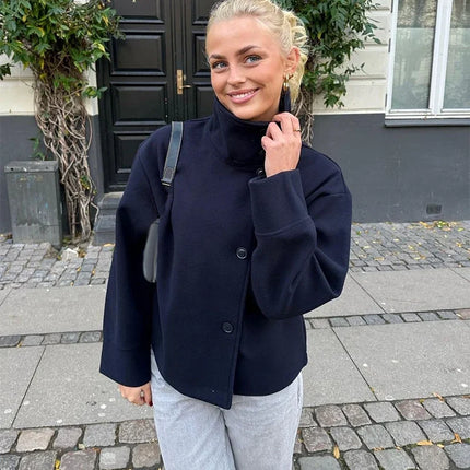 Mørkeblå Ulljakke for Dame – Kort, Elegant og Løs Passform med Ståkrage | Perfekt til Høst og Kontorstil 2025