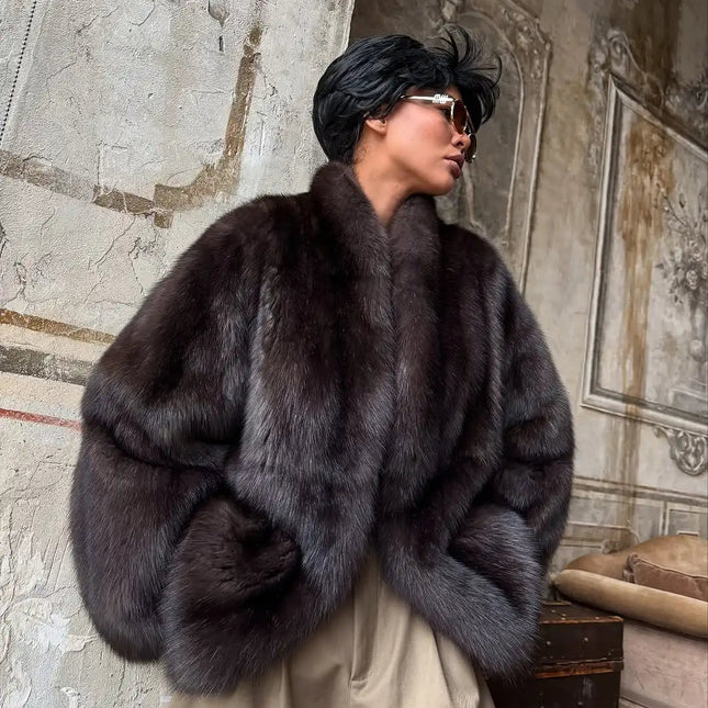 Brun Fuskepels Kåpe for Dame – Elegant Mellomlang Jakke med Skjulte Knapper | Klassisk & Sofistikert Stil 2025