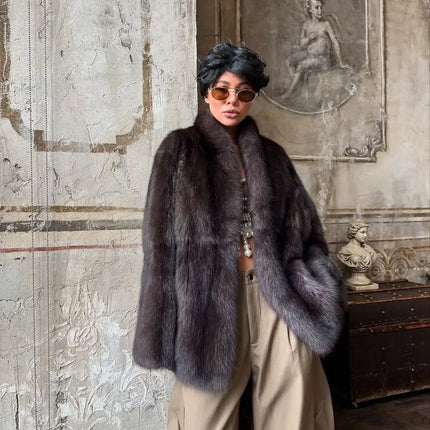 Brun Fuskepels Kåpe for Dame – Elegant Mellomlang Jakke med Skjulte Knapper | Klassisk & Sofistikert Stil 2025