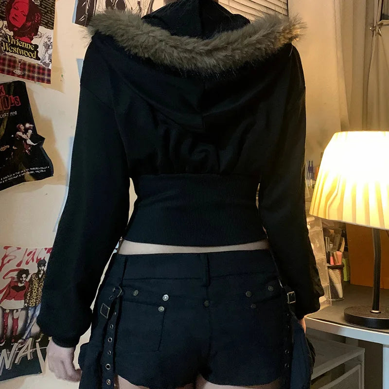 Gothic Vinterjakke med Fuskepels & Hette – Figursydd Streetwear Kåpe for Damer | Mørk & Elegant Stil