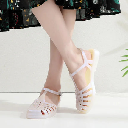 Dame Sandaler til Sommeren – Retro Flate Sandaler med Hul Mønster og Firkantet Tå