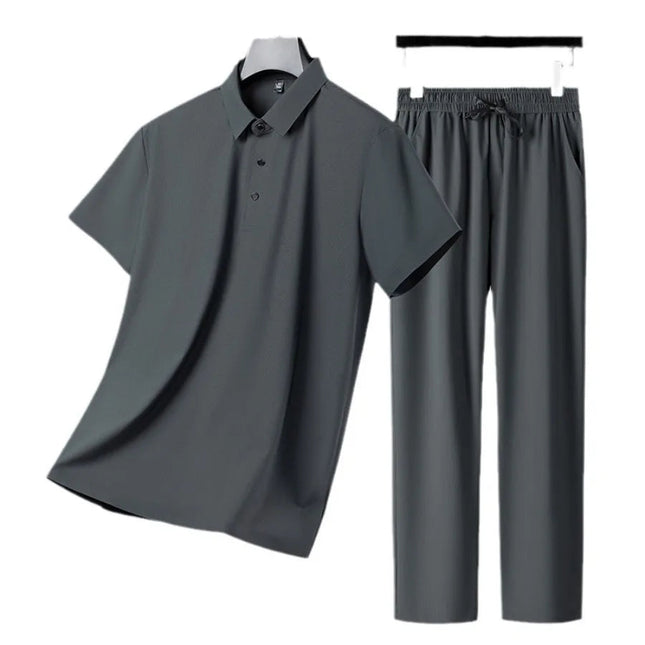 Sommerens Favoritt: Pustende Herresett i Is-silke – Polo & Bukse i Todelt Joggedress
