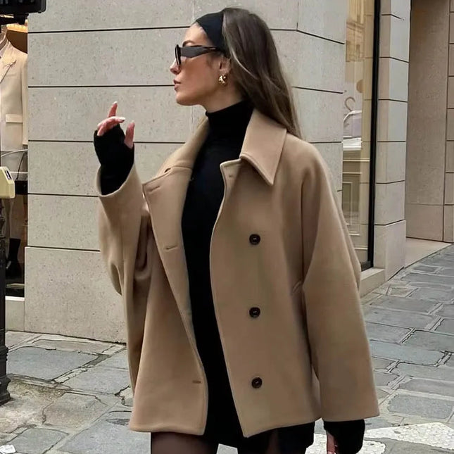 Kort Damejakke med Krage – Løs Passform & Knapper | Elegant Høst- og Vinterjakke med Lommer