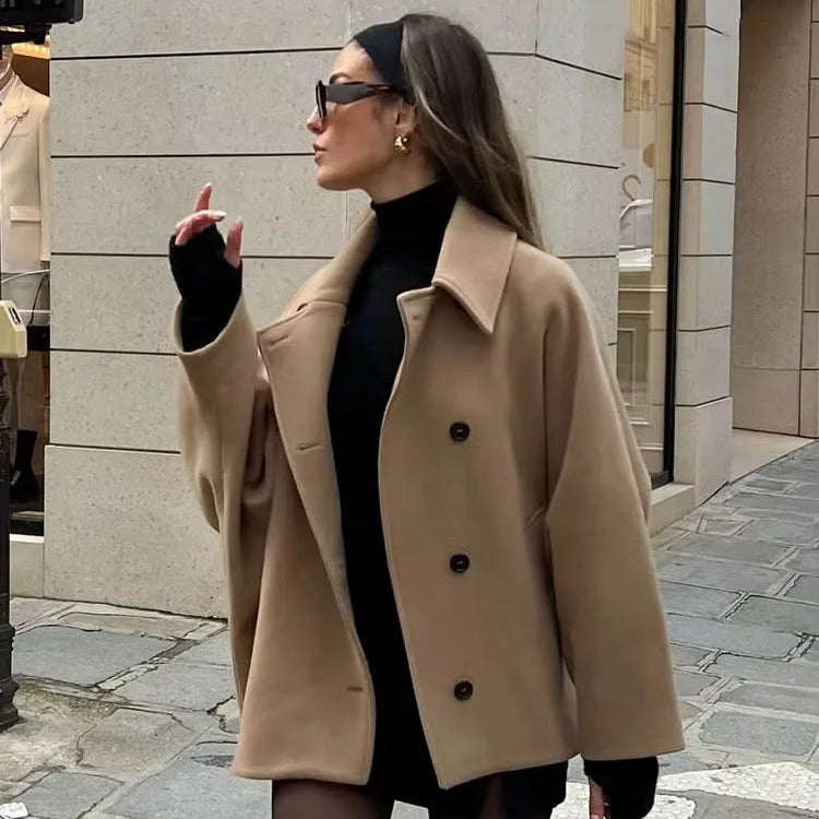 Kort Damejakke med Krage – Løs Passform & Knapper | Elegant Høst- og Vinterjakke med Lommer